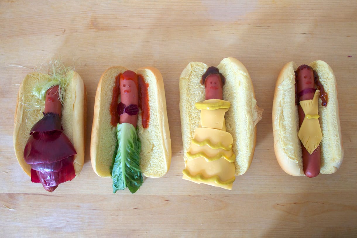 Hot-dogból készítettek mesefigurákat – a kutyának kellett
