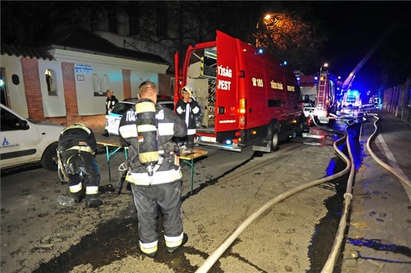Kiégett egy belvárosi tetőtér Budapesten