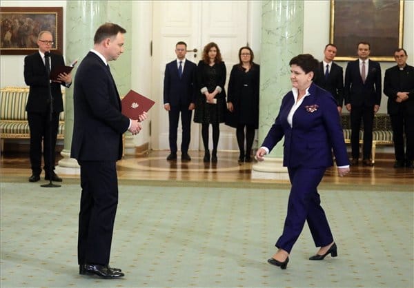 Elfogadta Szydlo és kormánya lemondását a lengyel elnök