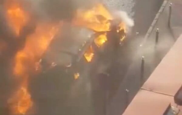 Hatalmas tűzzel égett egy autó a Hegyalja úton – videó