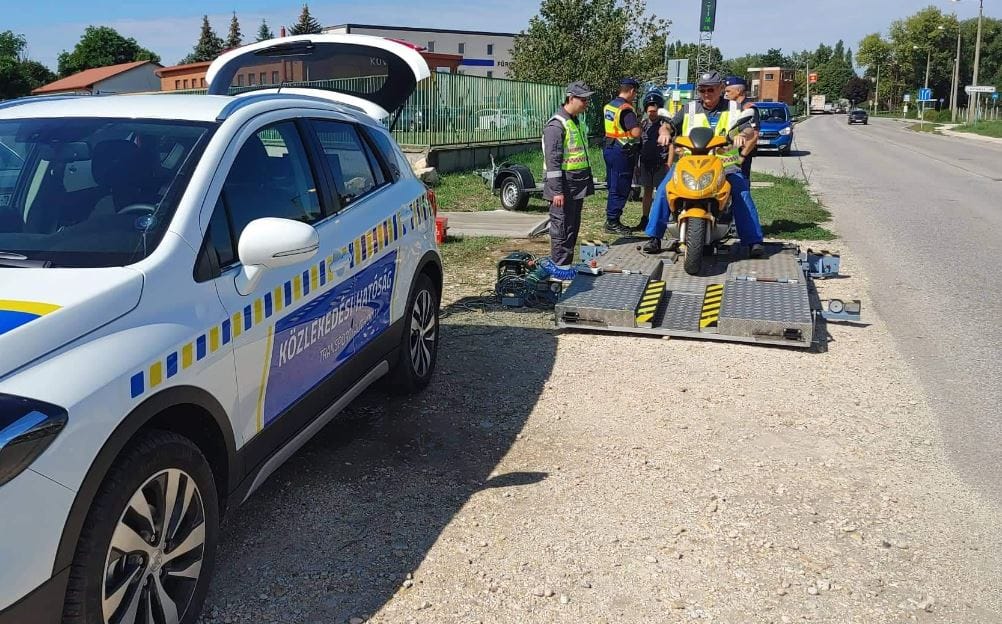 Új berendezéssel vadásznak a meghekkelt robogókra az utakon