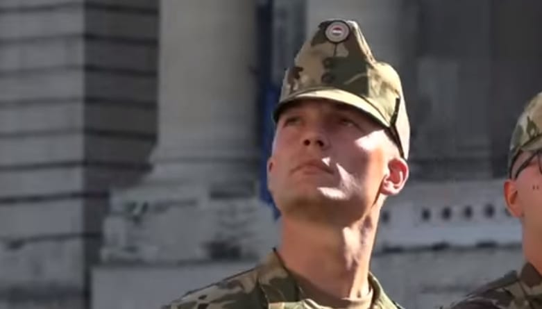 Nem árulja el a Honvédelmi Minisztérium, kik tanultak Orbán fia mellett a méregdrága akadémián
