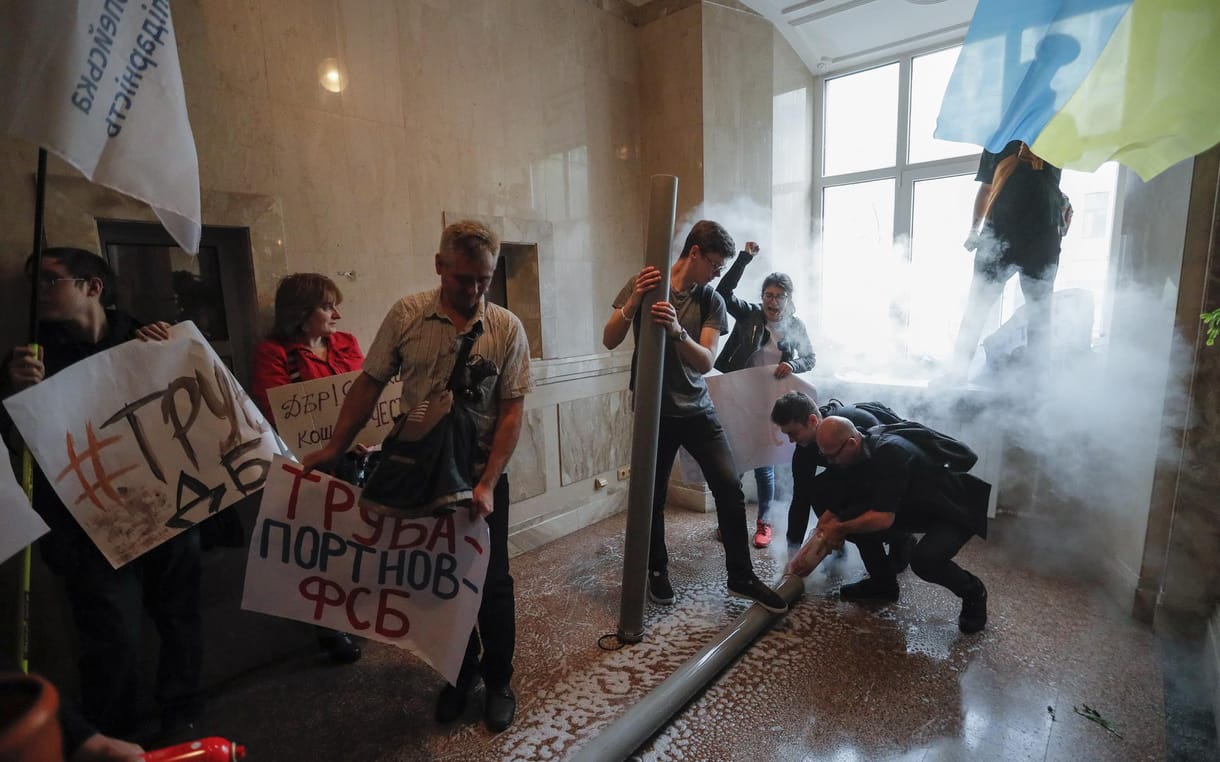 Porosenko tüntető hívei bejutottak az ukrán Állami Nyomozó Iroda épületébe