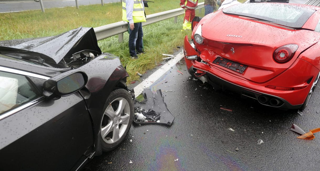 Fotó: Alaposan megtörtek egy Ferrarit az M7-esen