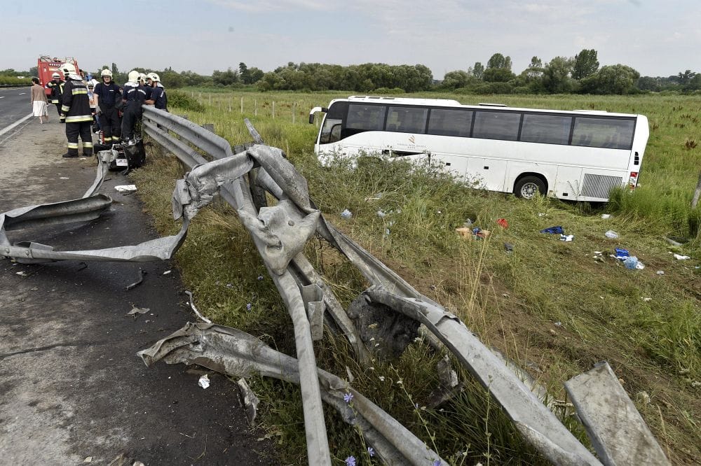 Szalagkorlátot tépett és felborult egy busz az M3-ason - 22 sérült