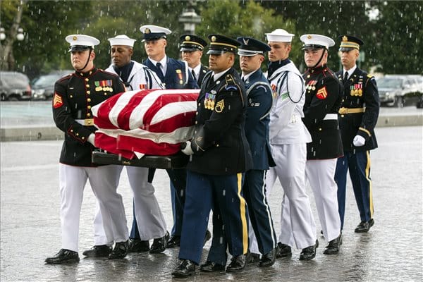 Washingtonban búcsúznak John McCain szenátortól
