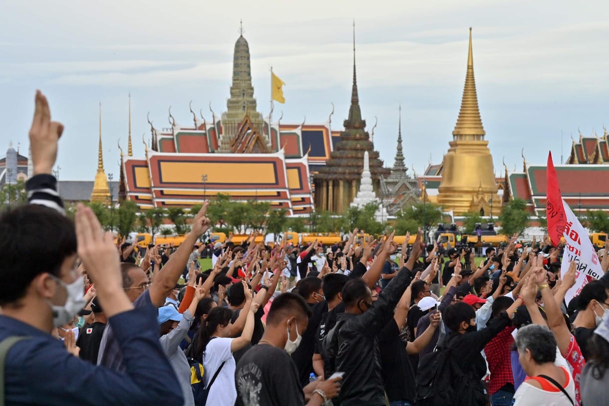 15 ezer rendőr és szükségállapot Bangkokban a tüntetések miatt