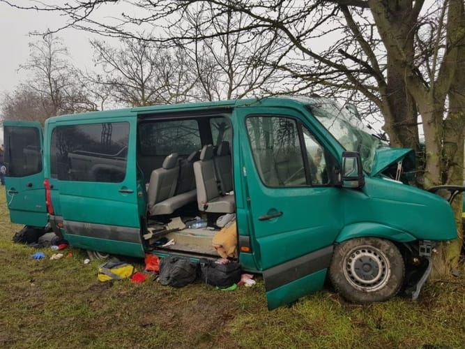 22 menekült utazott abban a buszban, ami Újrónafőn vágódott bele egy fába