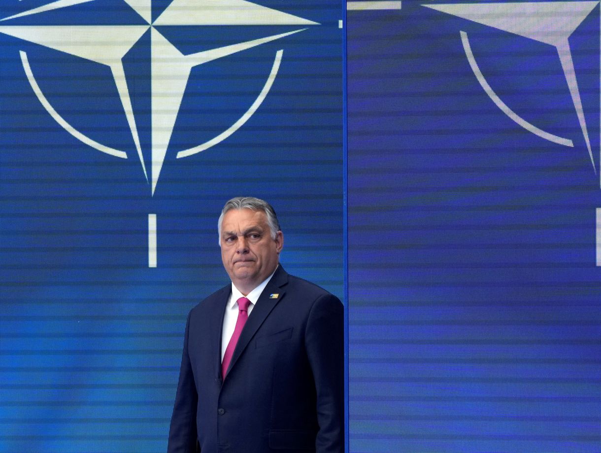 Bloomberg-elemzés: A NATO meg tudja oldani az Orbán-problémát