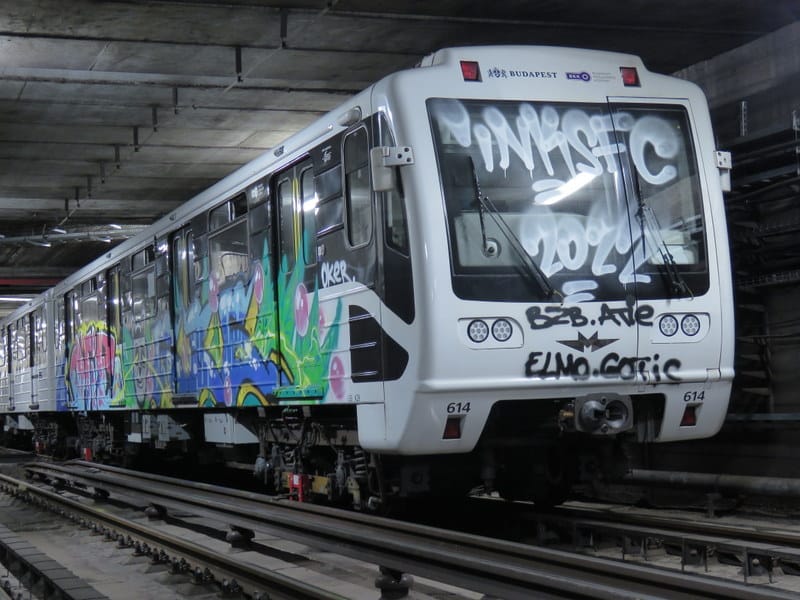 Budapestre jött egy graffitis banda, egymilliós kárt okoztak metrókocsikban – videó