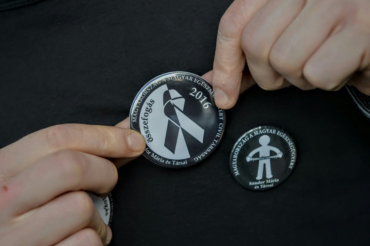 Kockás-fekete nap: iskolákban sztrájkkal, kórházakban fekete ruhával tiltakoztak 