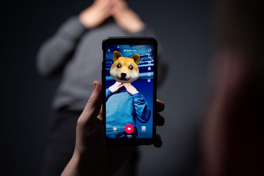 Szigorú szabályozást lebegtetett be Kína: napi maximum 120 percig át nyomogathatnák a telefonjukat a 18 éven aluliak