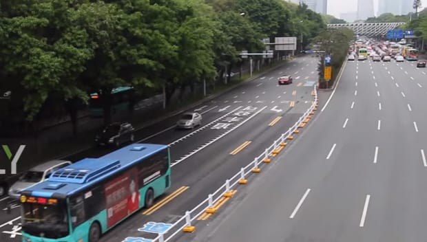 Kínában már terelőrobotok irányítják dugóban az autóforgalmat – videó