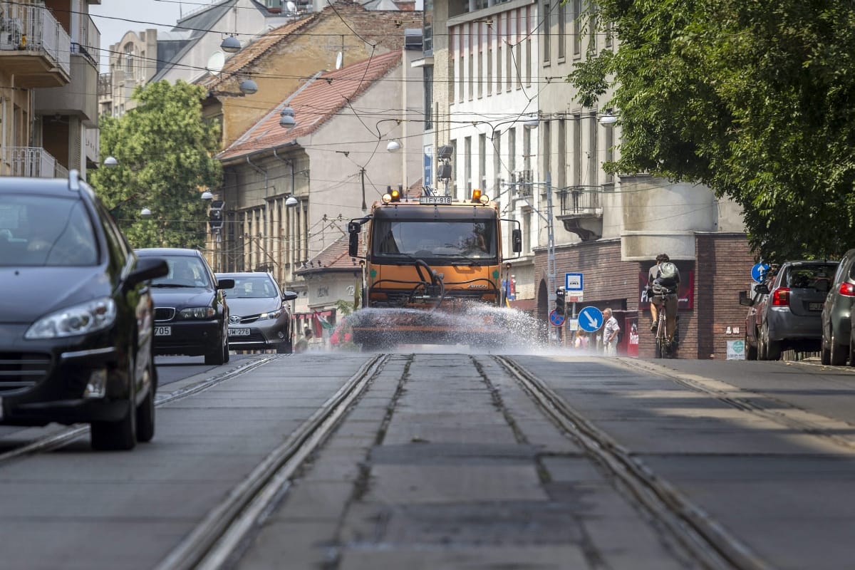 Locsolás, vízosztás: felkészültek a hőhullámra Budapesten