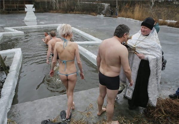 Jeges vízben merítkeztek meg az orosz ortodoxok