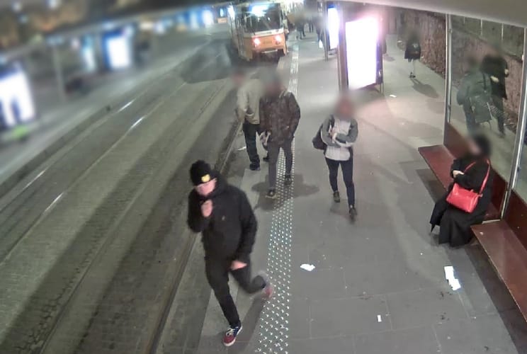 Keresik a rendőrök a fiatalt, akinek a gördeszkája miatt kisiklott a villamos