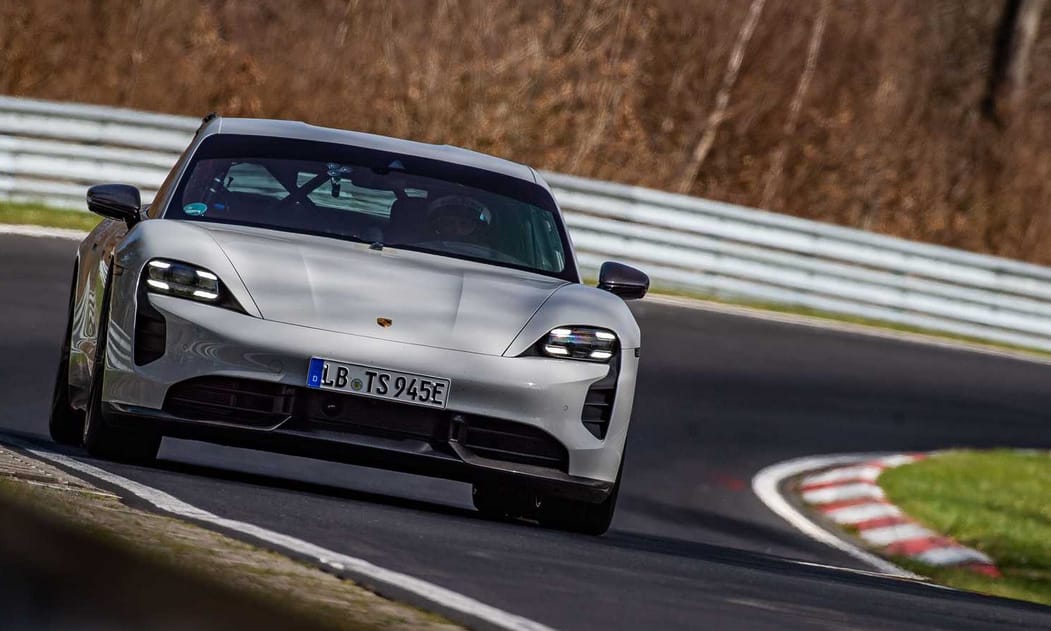 1000 lóerős villanyautóval vághat vissza a Porsche a Teslának