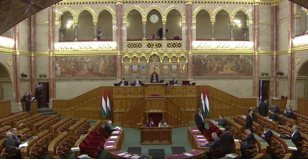 Továbbra is a Quaestor-botrány a legforróbb téma