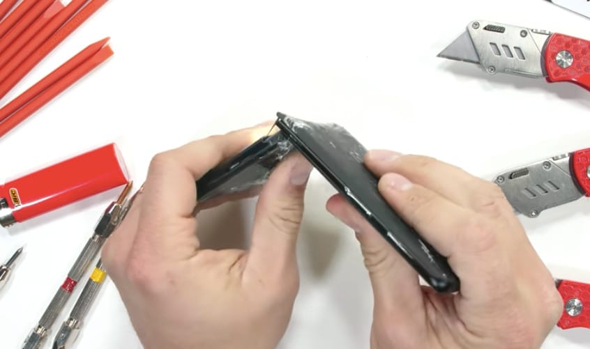 Videón egy ritka látvány: kettétörik egy csúcstelefon a strapateszten