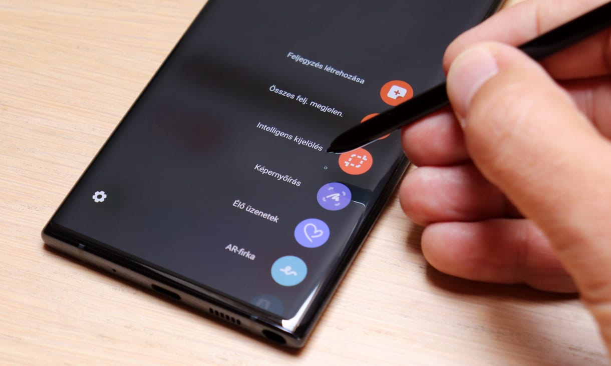 Alighogy elkezdődött 2020, a Samsung máris bemutatott két új mobilt