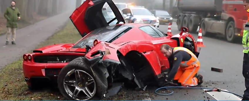 Csúnyán összetörtek egy közel egymilliárd forintos Ferrari Enzót
