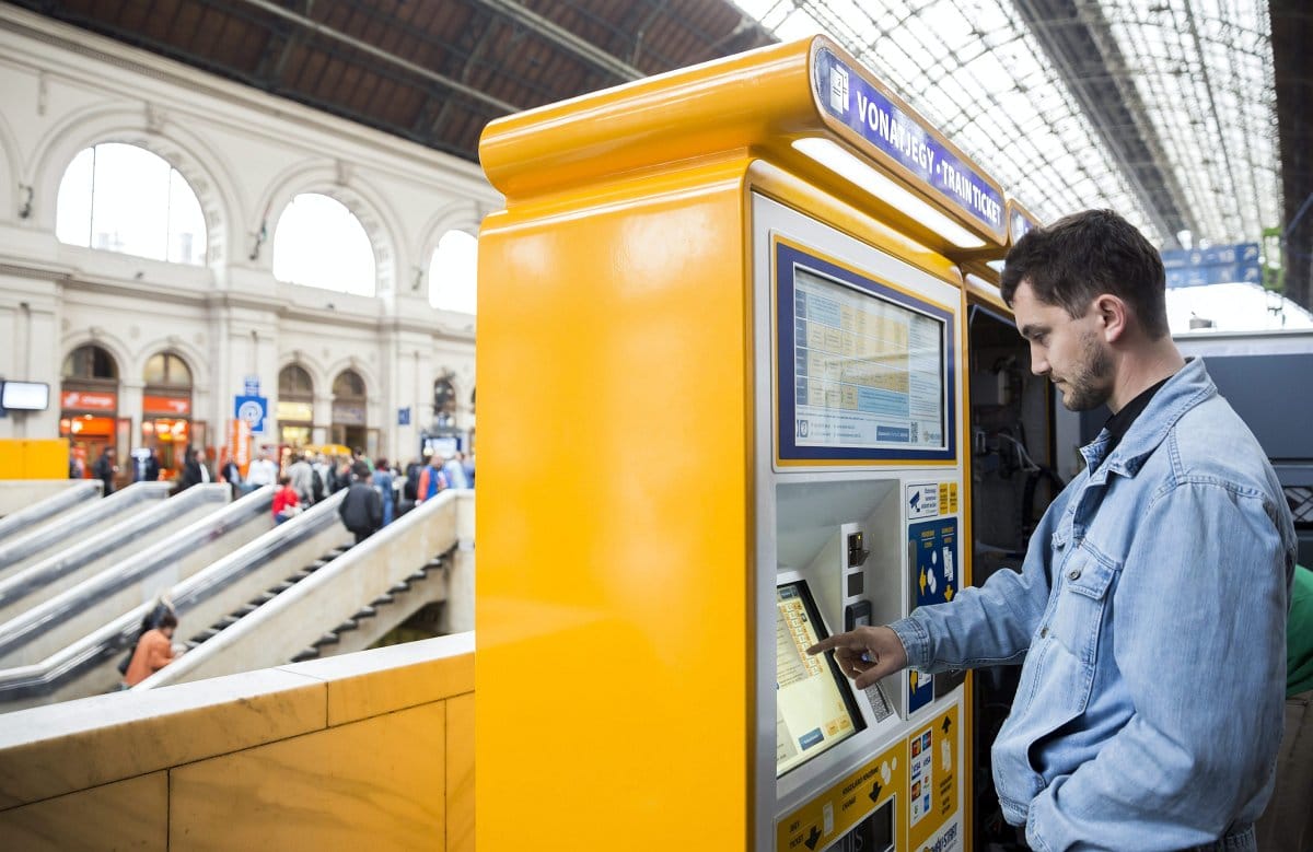 Több száz új jegyautomatát ígér jövő nyárra a MÁV-Start