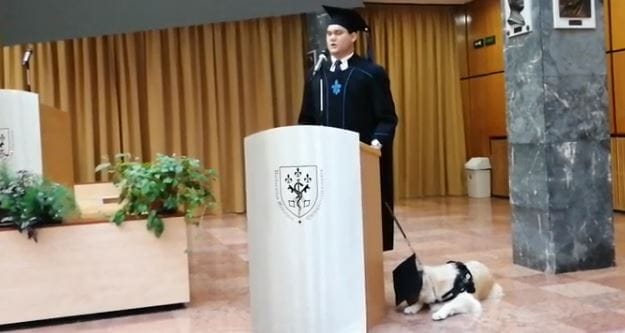 Megható videó: vakvezető kutyájával vette át diplomáját egy pécsi hallgató