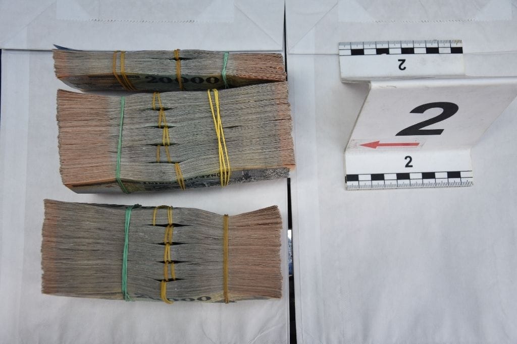 Távolsági buszon szállították a készpénzt az illegális valutaváltók