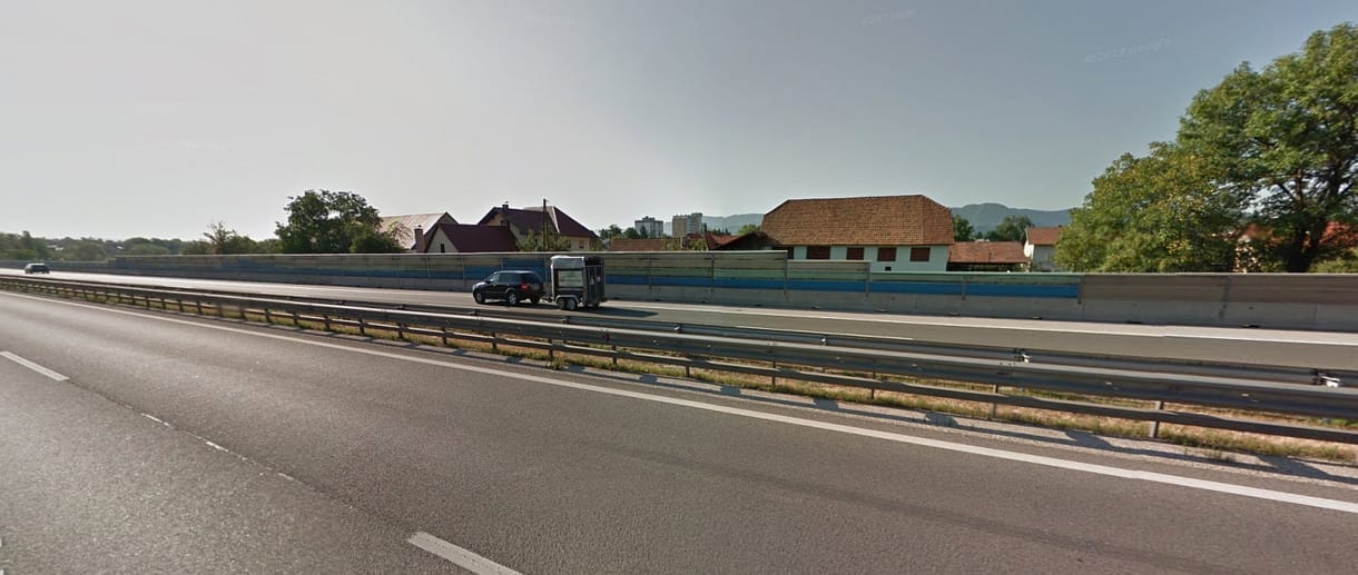 Hangos botrány lett egy magyar cég zajvédő falából
