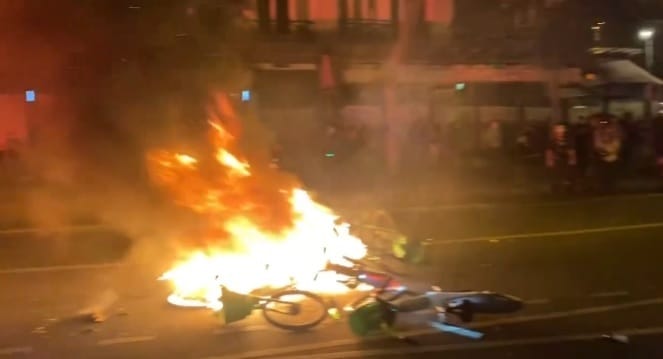 Lángokban állt Párizs a francia választás után – videók a zavargásokról