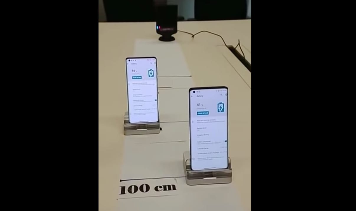 Videó: A Motorola is csinált egy vezeték nélküli telefontöltőt, 1 méter a hatótávolsága
