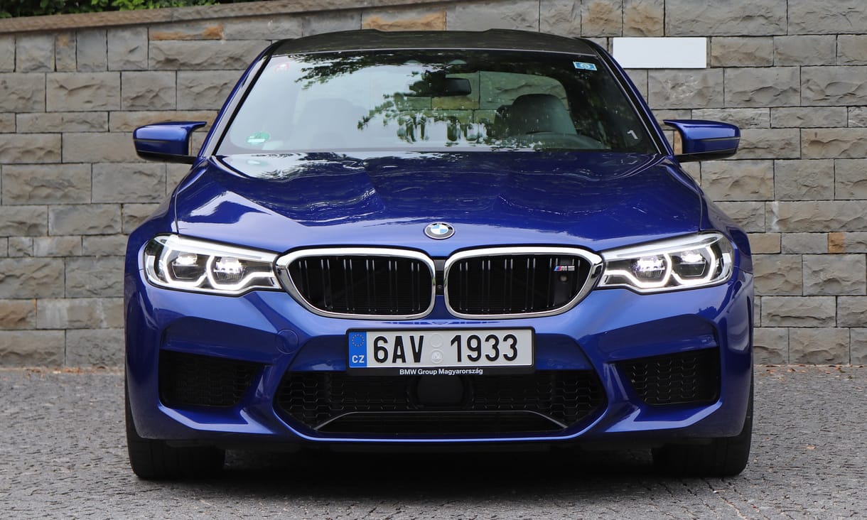 Szoftverfrissítés miatt kell szervizbe menni, de nem egy kütyüvel, hanem az új BMW M5-tel