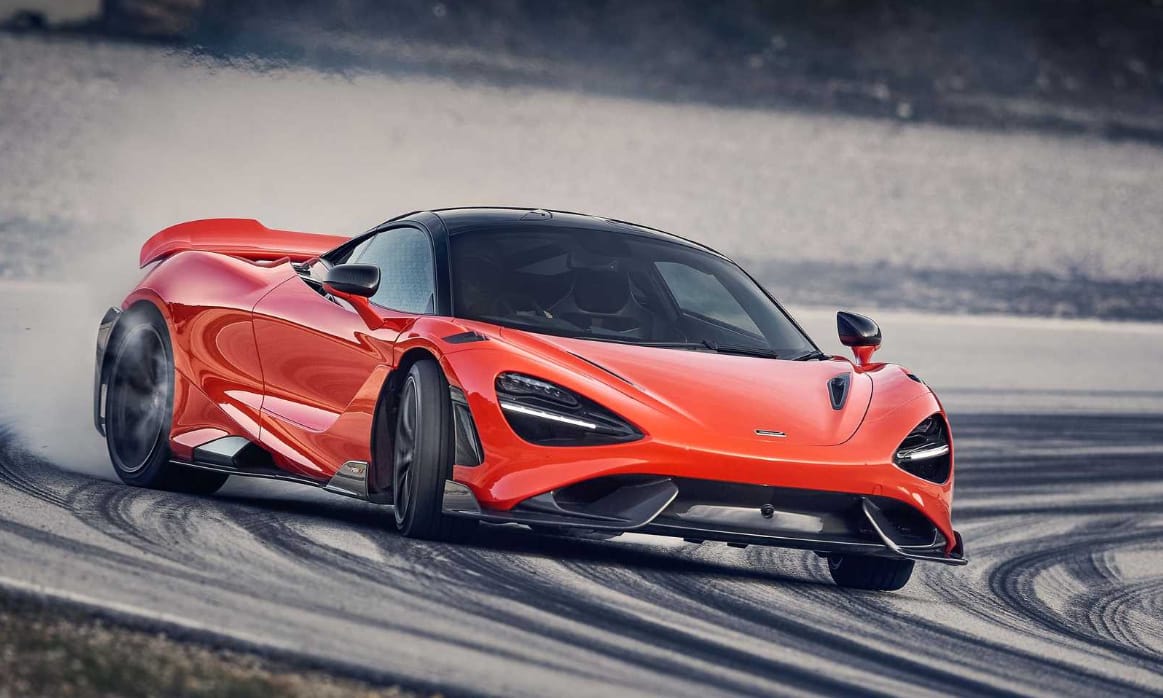 A McLaren tovább feszíti a húrt, itt a legújabb közúti versenyautója