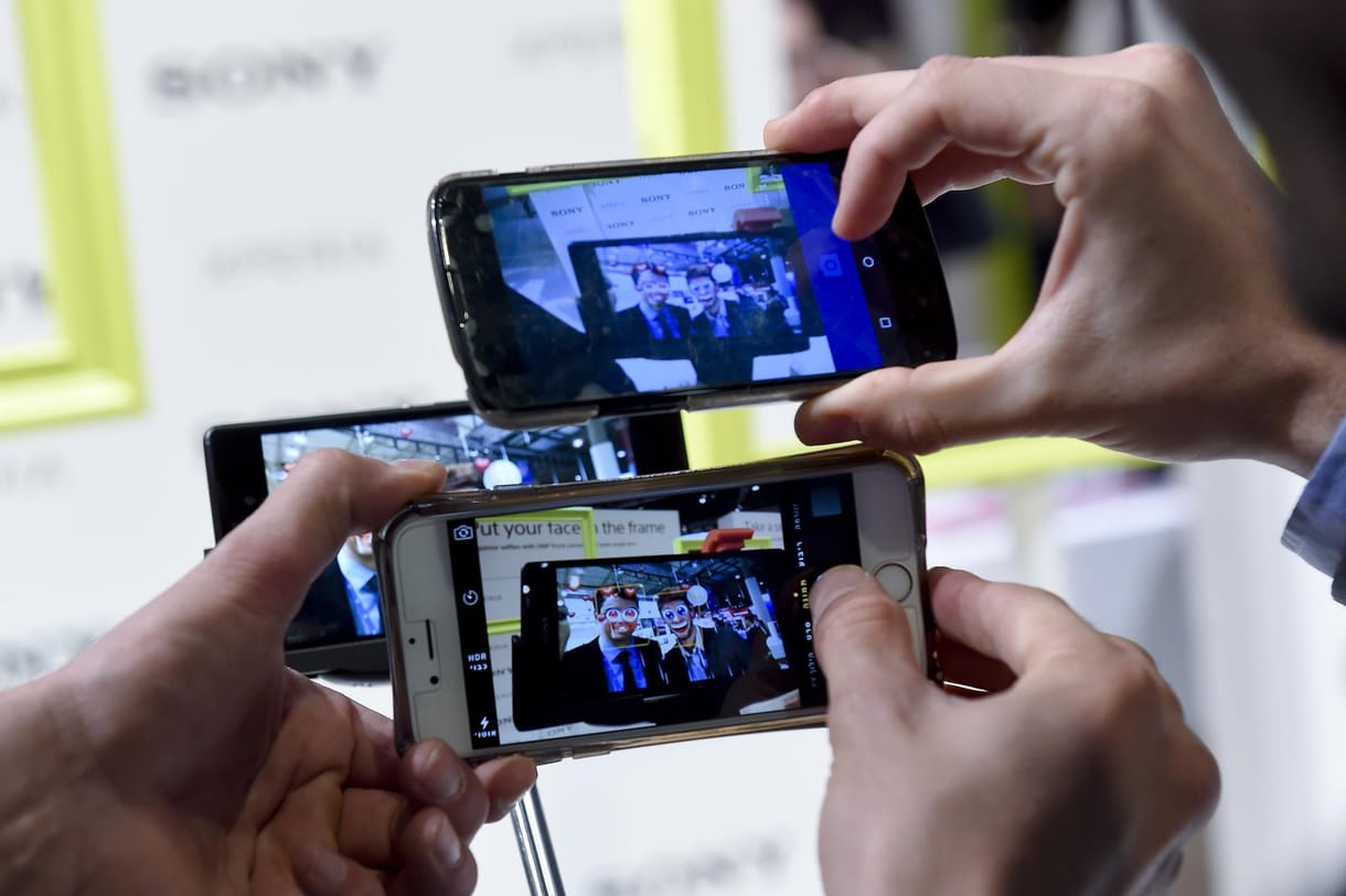Tudósok állítják: az emlékeit és a személyiségét is torzíthatja, ha sokat fotóz a telefonjával