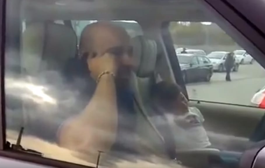 Beállt a mozgássérült parkolóba, és még neki állt feljebb – videó