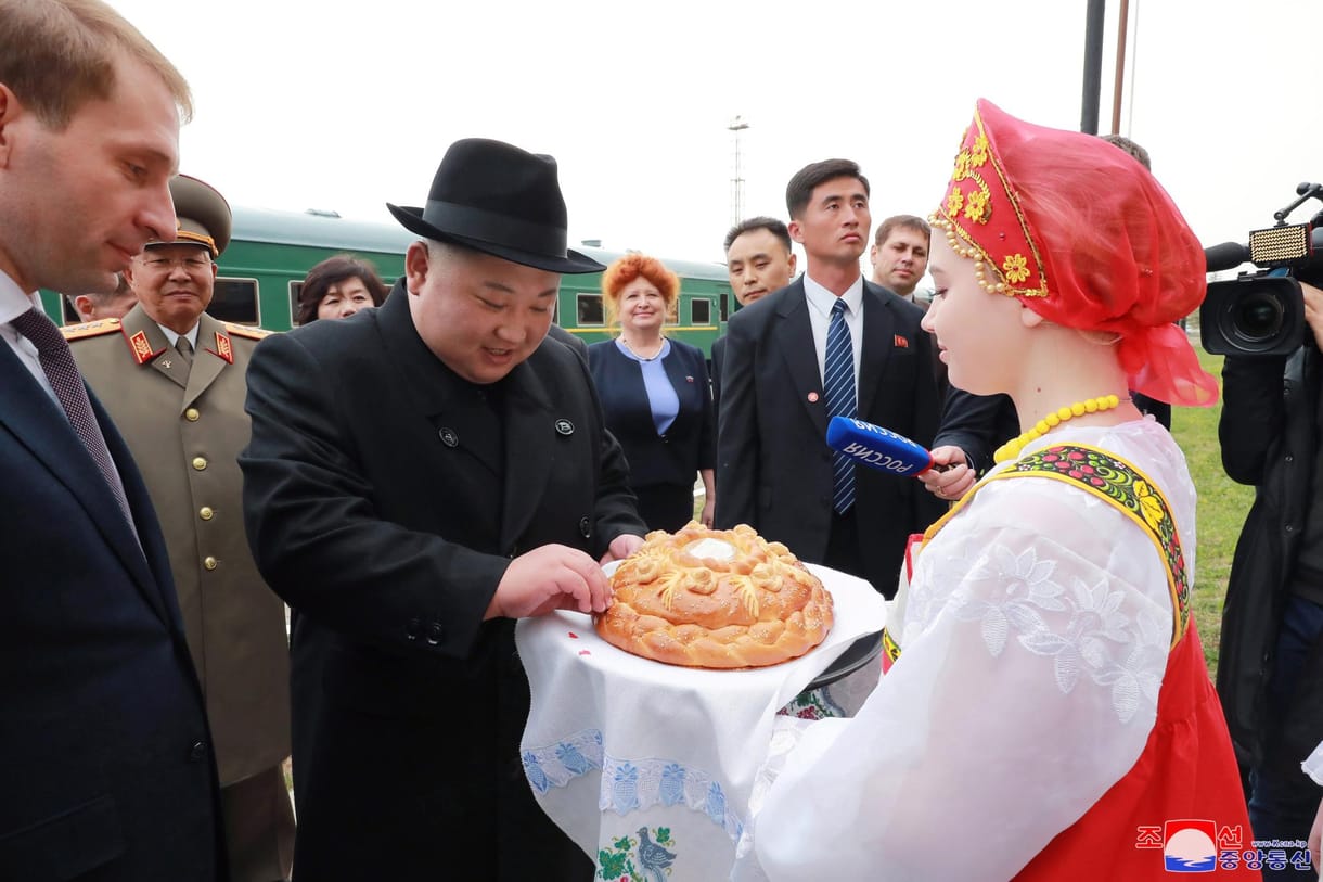 Fotó: Kim Dzsong Un kalácsmajszolással kezdte oroszországi turnéját