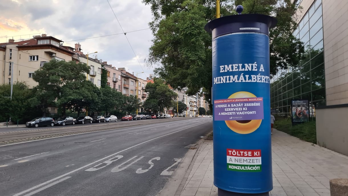 „A lényegről beszéljünk!” – Meghekkelte a Momentum a kormány emojis plakátjait
