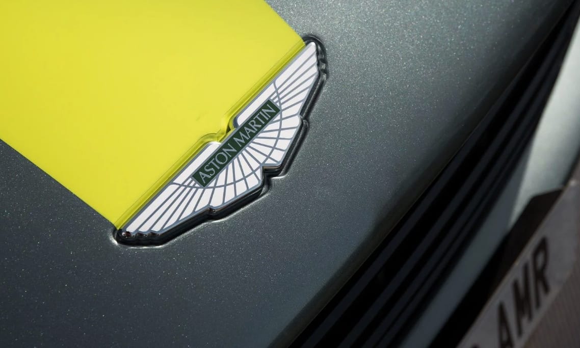 639 lóerős lett az Aston Martin szemrevaló V12-es új csúcsmodellje, mutatjuk