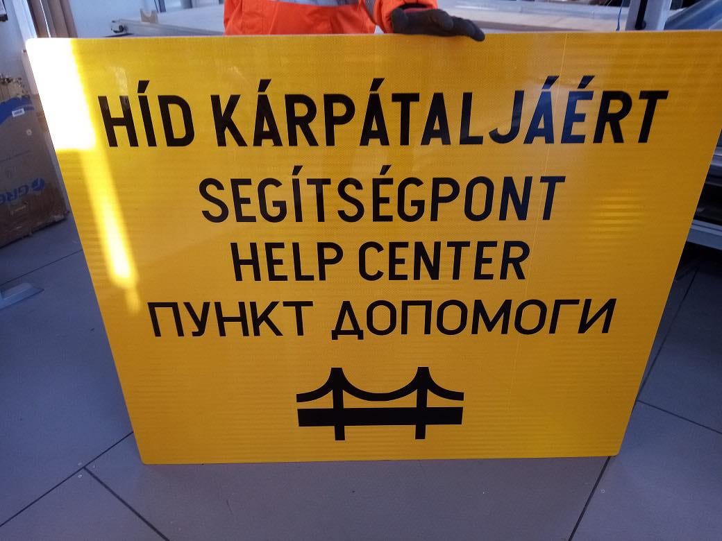 Az ukrajnai menekülteket külön táblák vezetik mostantól a segítségpontokhoz