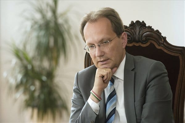 „A művészetbe csak a diktatúráknak szokása beleszólni” – interjú Hoppál Péterrel