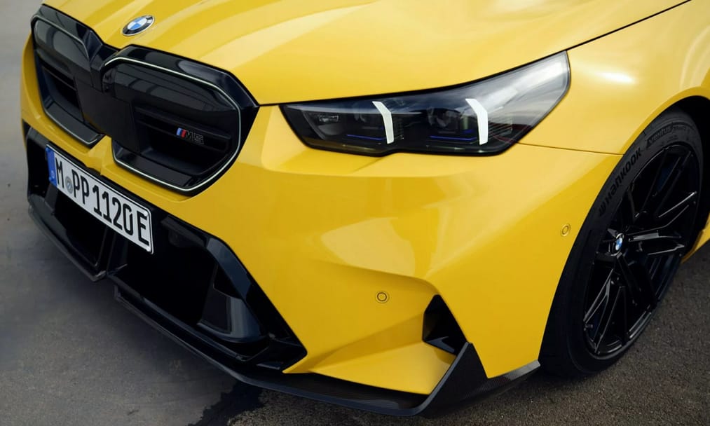 Még morcosabb és picit könnyebb lett az új BMW M5
