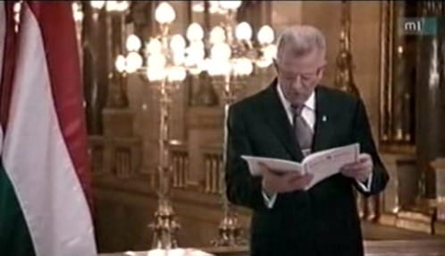 Eltűnt Schmitt mögül az EU-zászló