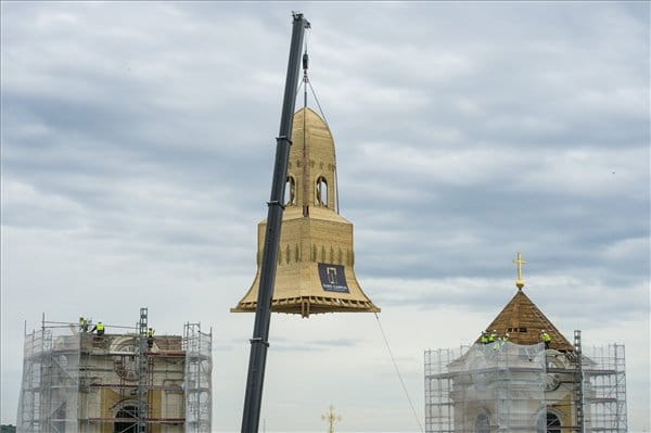 Most láthatja, hogyan emelik a helyére egy templomtorony új, 17 tonnás kupoláját – videó
