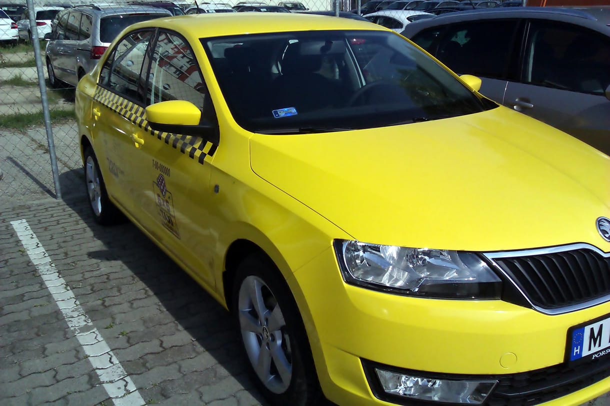 Csak az új taxisoknak kell fiatal autóval járniuk