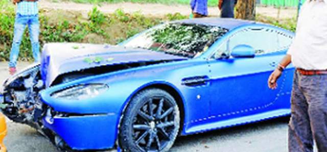 Egy kutya miatt törte össze 485 ezer dollárt érő Aston Martinját