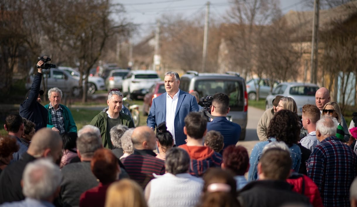 Dedikálva kapta vissza Orbán szolgálati székét Margit néni