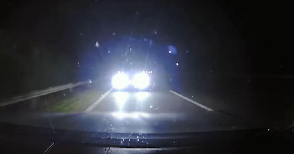 „Büntető fényezéssel” leckéztetett egy autós az M1-esen – videó