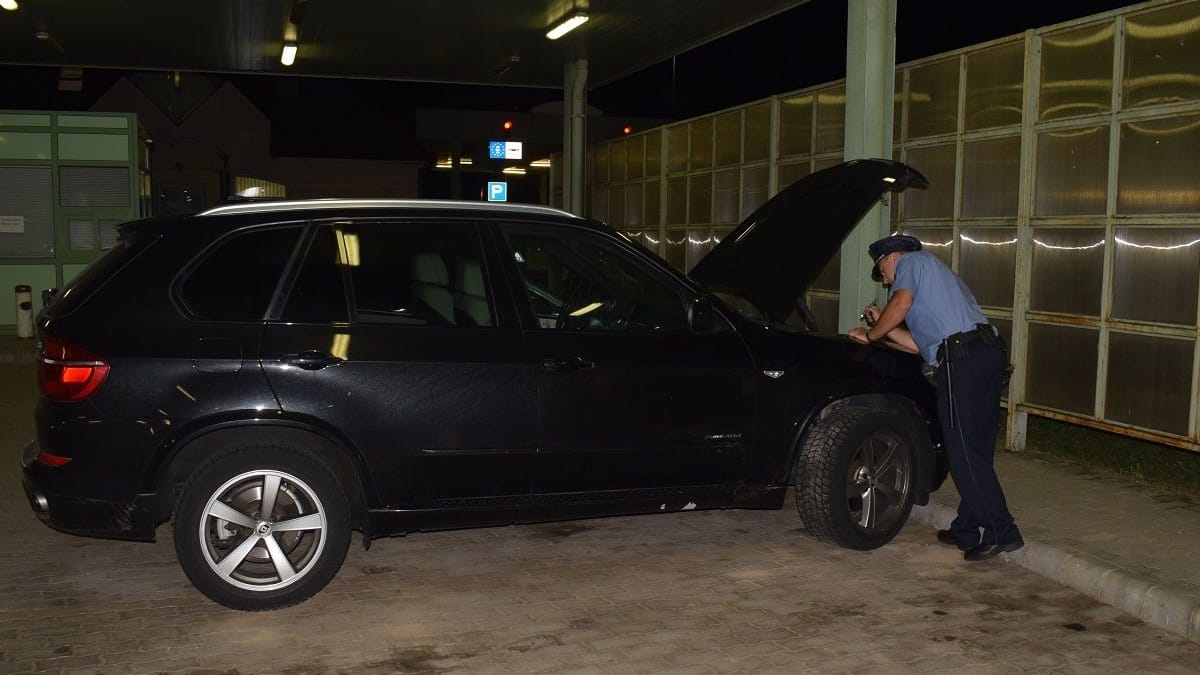 Alaposan szemügyre vették a BMW-t a csengersimai rendőrök