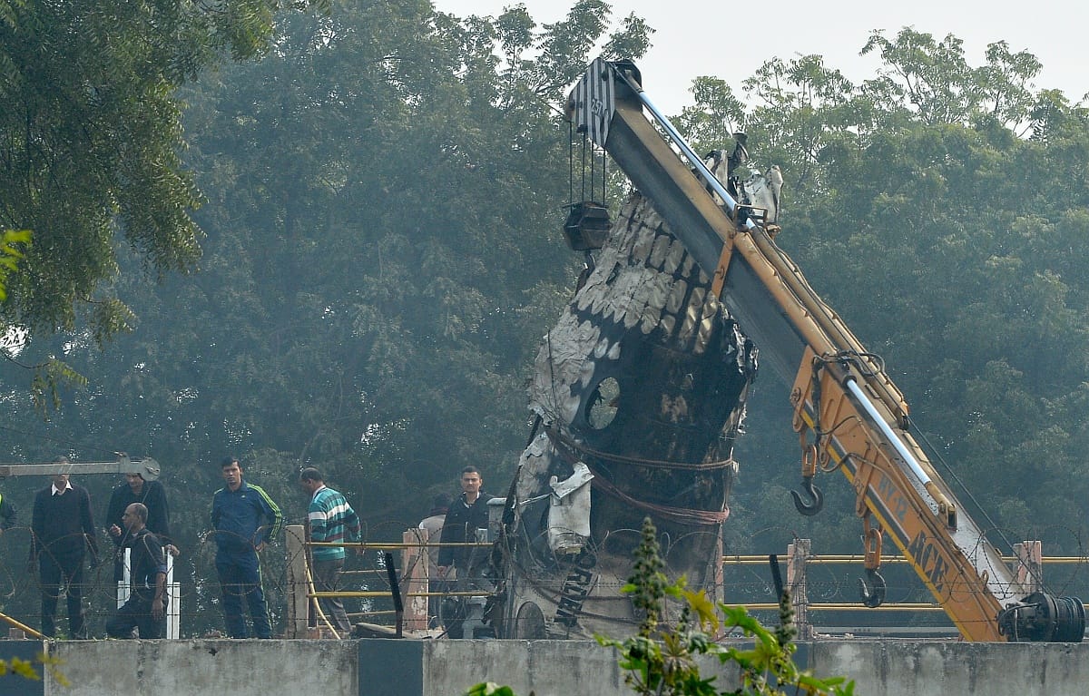 Tóba csapódott egy kisrepülő az újdelhi reptér mellett