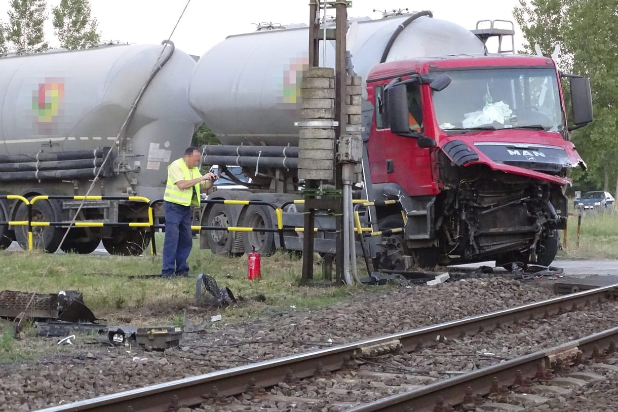 Fotók jöttek az InterCity és a kamion ütközéséről